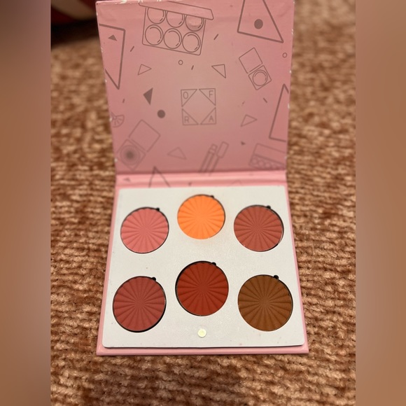 🌸🌸🌸Charm your cheeks blush palette Brand New - Picture 3 of 3